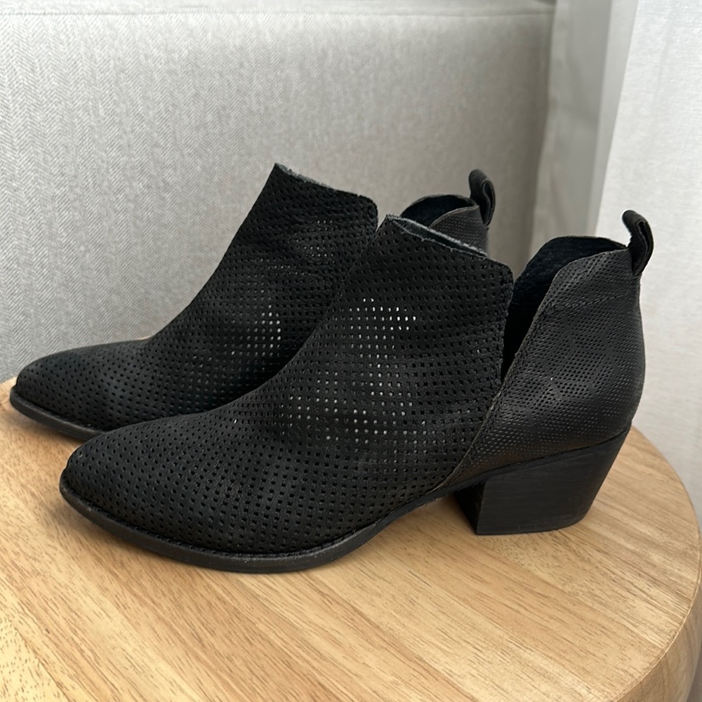 Black Dolce Vita ankle boots with pointed toe